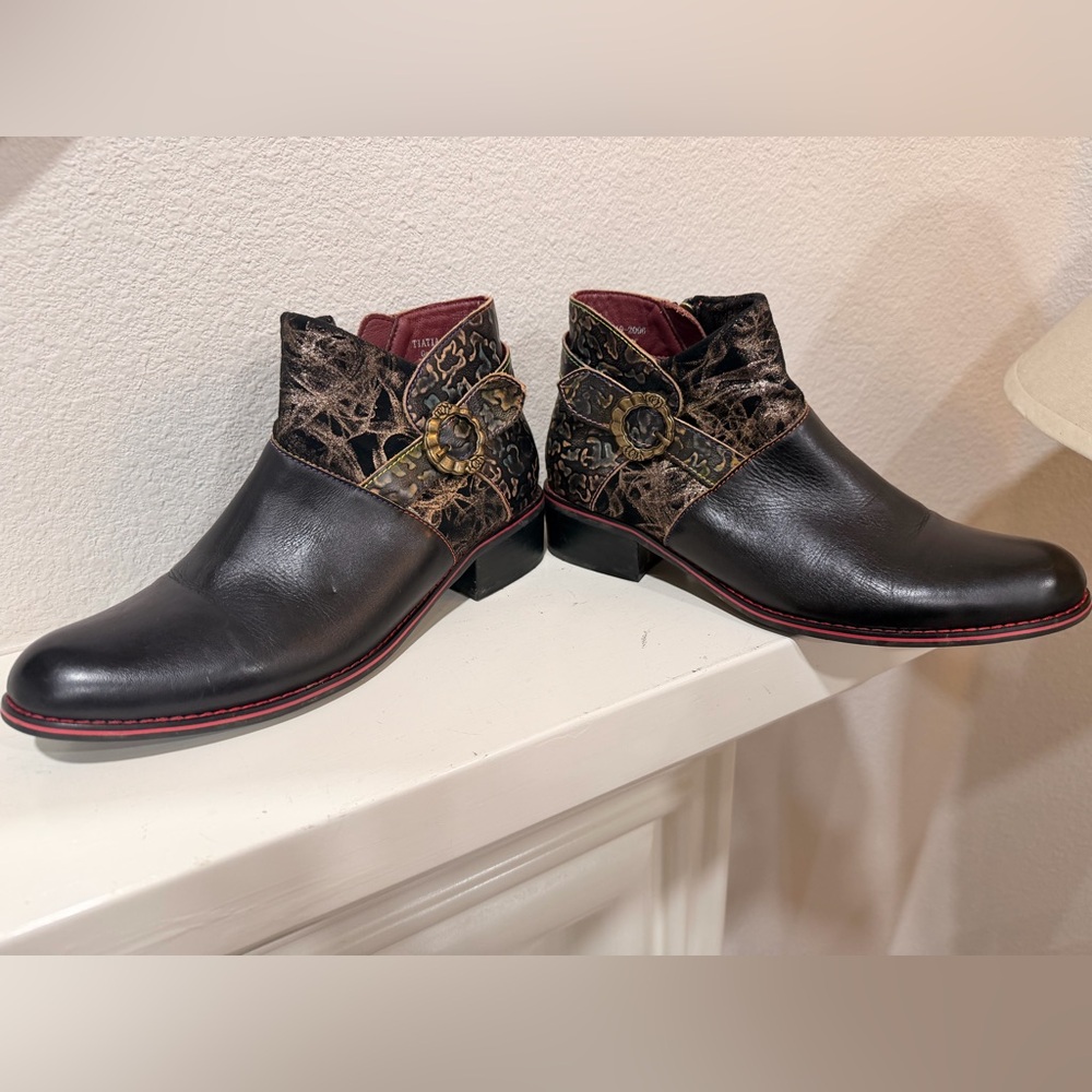 L’Artiste Spring Step Leather Ankle Boots US 9 EU 40 Embossed Buckle